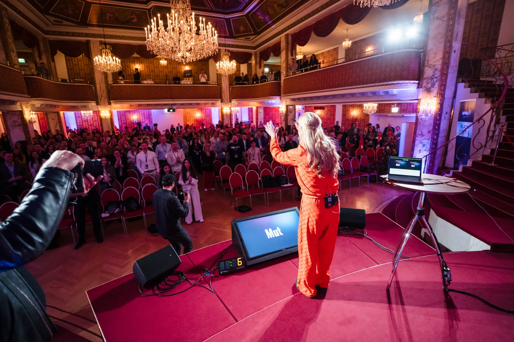 Katja Porsch vor vollem Saal