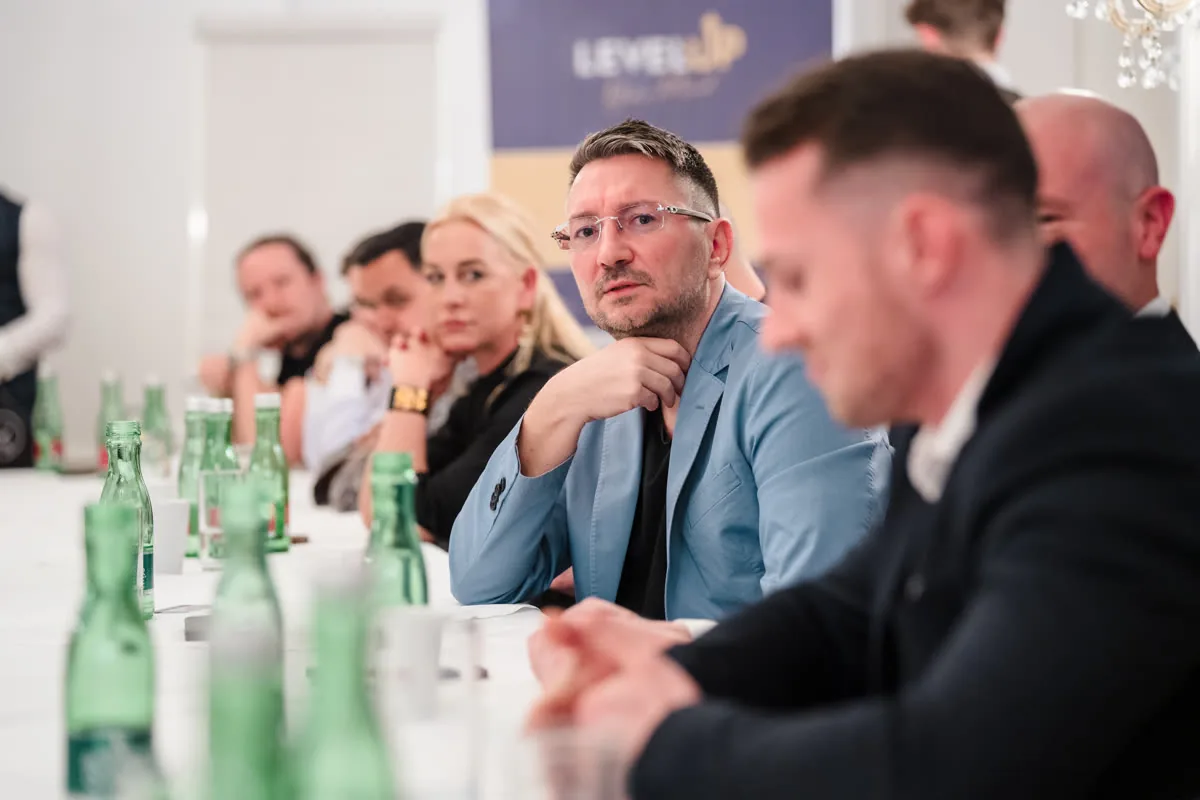 Unternehmer und Berater arbeiten konzentriert an ihrem Profil